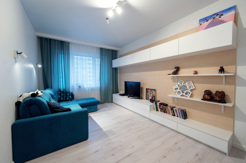 サンクトペテルブルクにある低価格の小さなコンテンポラリースタイルのおしゃれな独立型リビング (白い壁、ラミネートの床、据え置き型テレビ、白い床、シアーカーテン) の写真