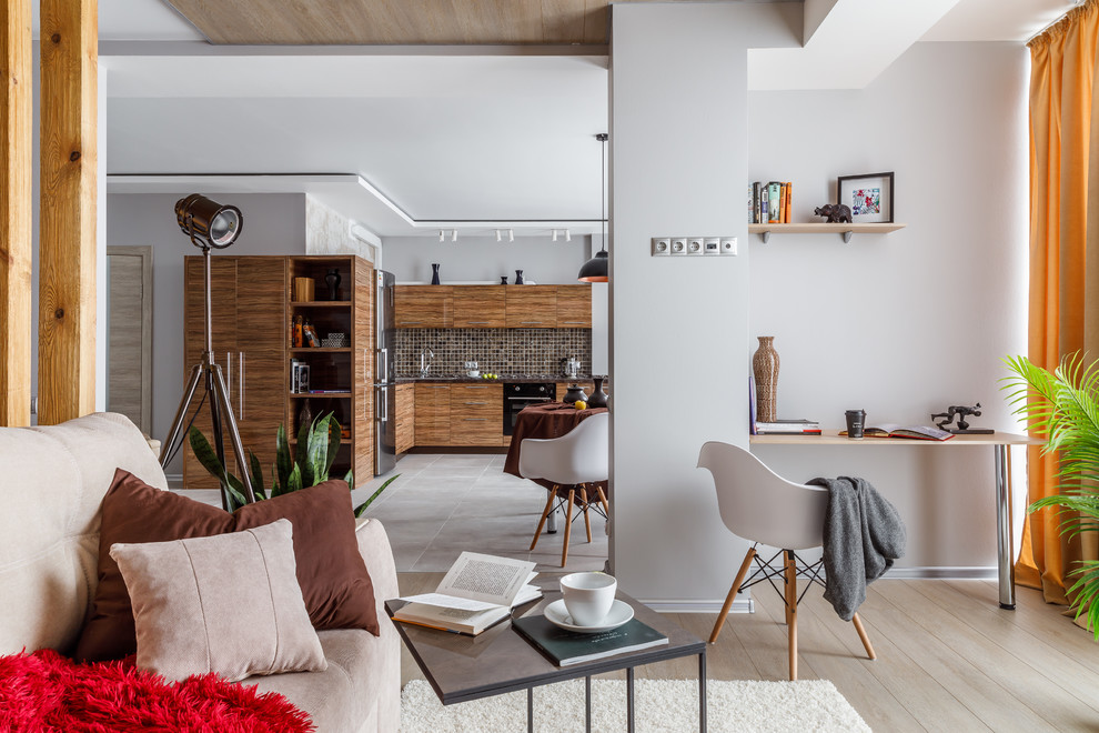 Esempio di un soggiorno design aperto con sala formale, pareti bianche, parquet chiaro e pavimento beige