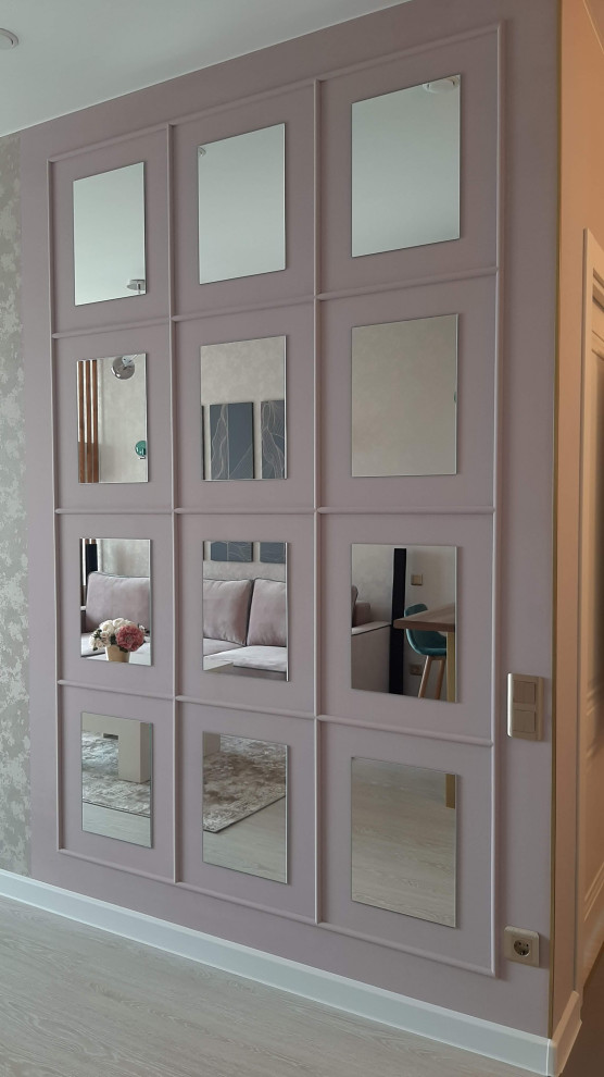 Diseño de salón clásico renovado con paredes rosas, suelo laminado, televisor colgado en la pared, suelo blanco y papel pintado