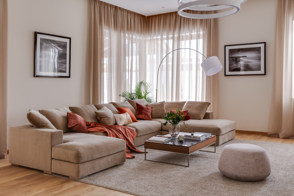Ispirazione per un soggiorno minimal con pareti beige, parquet chiaro e pavimento beige