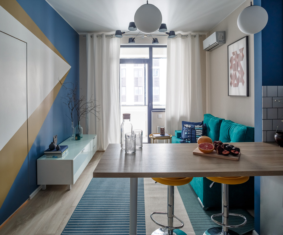 Foto di un soggiorno minimal aperto con sala formale, pareti multicolore, parquet chiaro e nessun camino