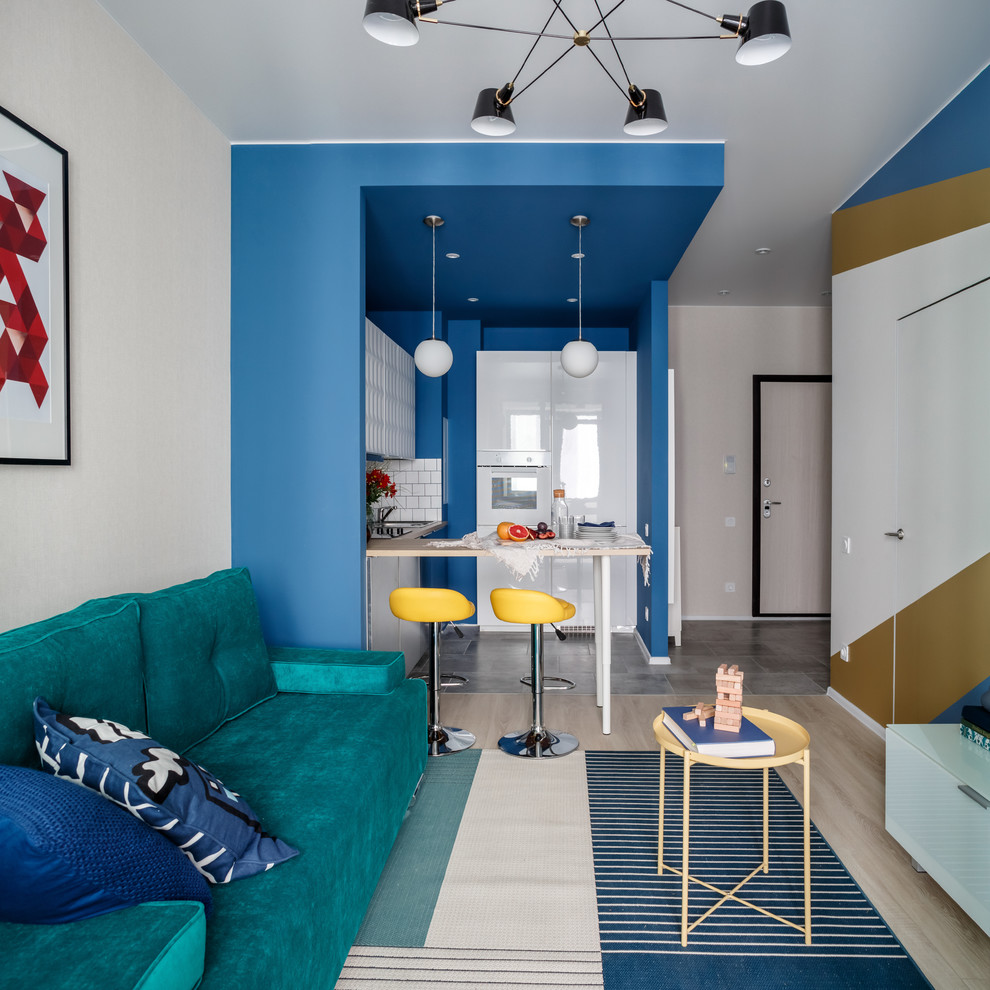 Пример оригинального дизайна: парадная, открытая, объединенная гостиная комната в современном стиле с разноцветными стенами и светлым паркетным полом без камина
