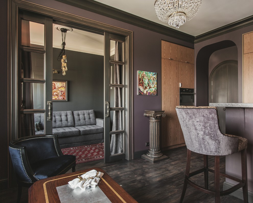 Ispirazione per un piccolo soggiorno eclettico con pareti viola, pavimento in legno verniciato e pavimento nero