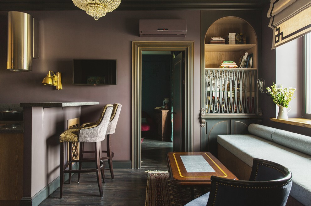 Immagine di un piccolo soggiorno bohémian con angolo bar, pareti viola, pavimento in legno verniciato, TV a parete e pavimento nero