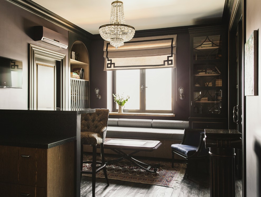 Стильный дизайн: маленькая гостиная комната в стиле фьюжн с фиолетовыми стенами, деревянным полом, телевизором на стене и черным полом для на участке и в саду - последний тренд