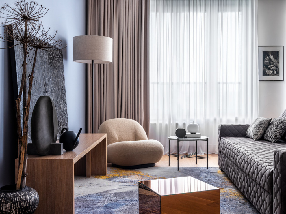 Стильный дизайн: большая гостиная комната в современном стиле с белыми стенами, паркетным полом среднего тона и коричневым полом - последний тренд