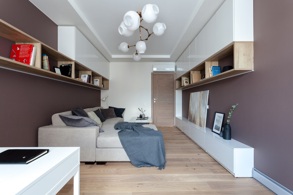 На фото: парадная, изолированная гостиная комната в современном стиле с коричневыми стенами, светлым паркетным полом и бежевым полом без телевизора