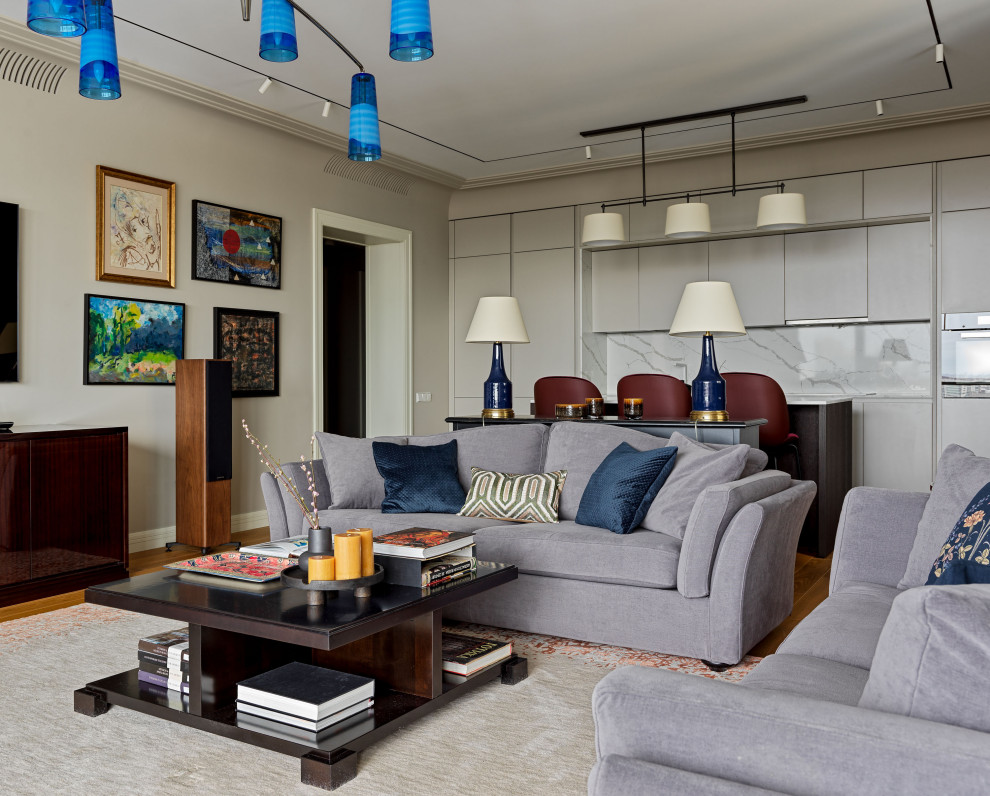 Источник вдохновения для домашнего уюта: открытая, парадная гостиная комната среднего размера в стиле неоклассика (современная классика) с серыми стенами, телевизором на стене и коричневым полом