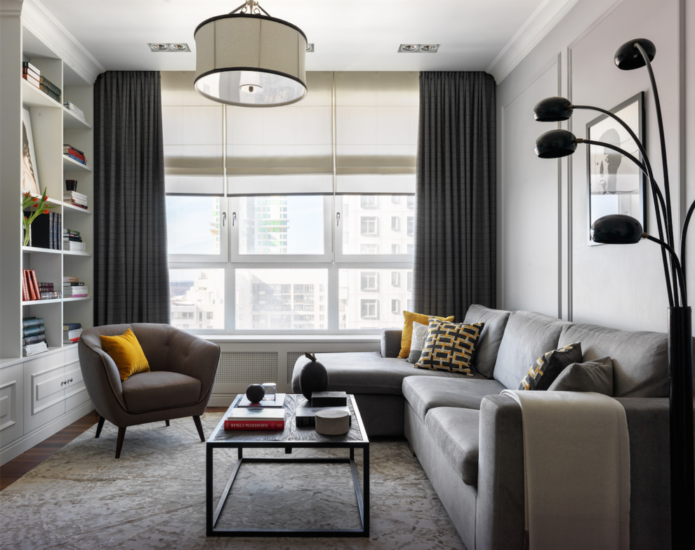 Immagine di un soggiorno chic chiuso con sala formale, pareti grigie, pavimento in legno massello medio e pavimento marrone