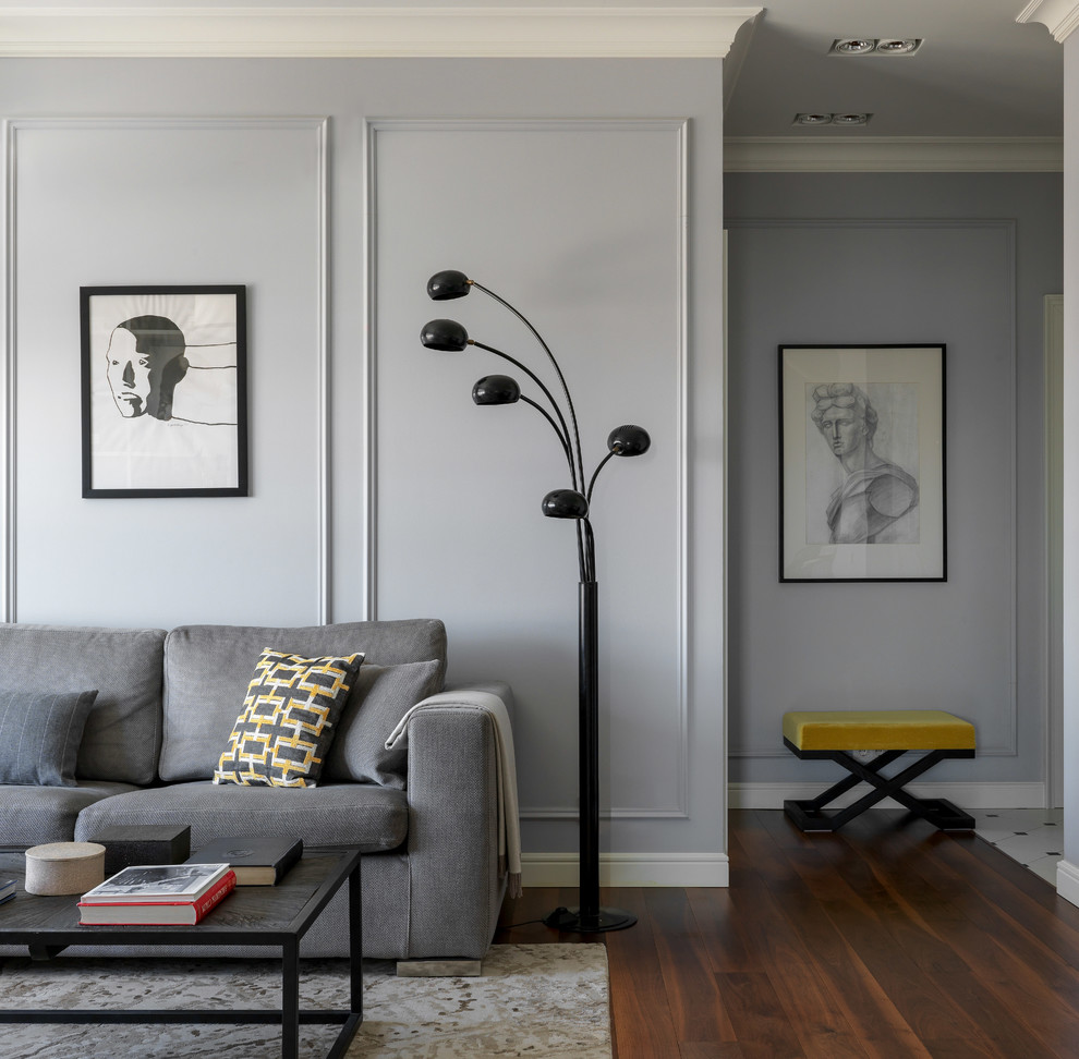 На фото: гостиная комната в современном стиле с серыми стенами, паркетным полом среднего тона и коричневым полом