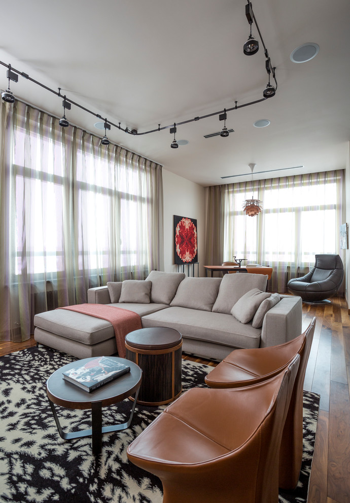 Mittelgroßes, Offenes Modernes Wohnzimmer mit beiger Wandfarbe und braunem Holzboden in Moskau