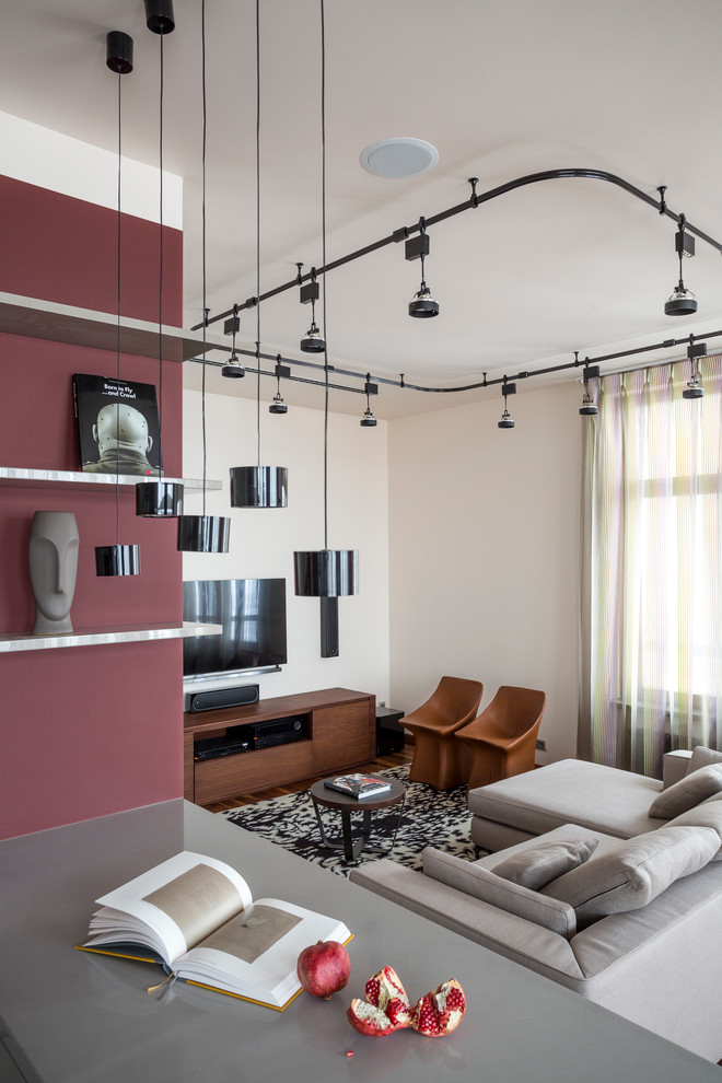 На фото: открытая гостиная комната среднего размера в современном стиле с бежевыми стенами и мультимедийным центром