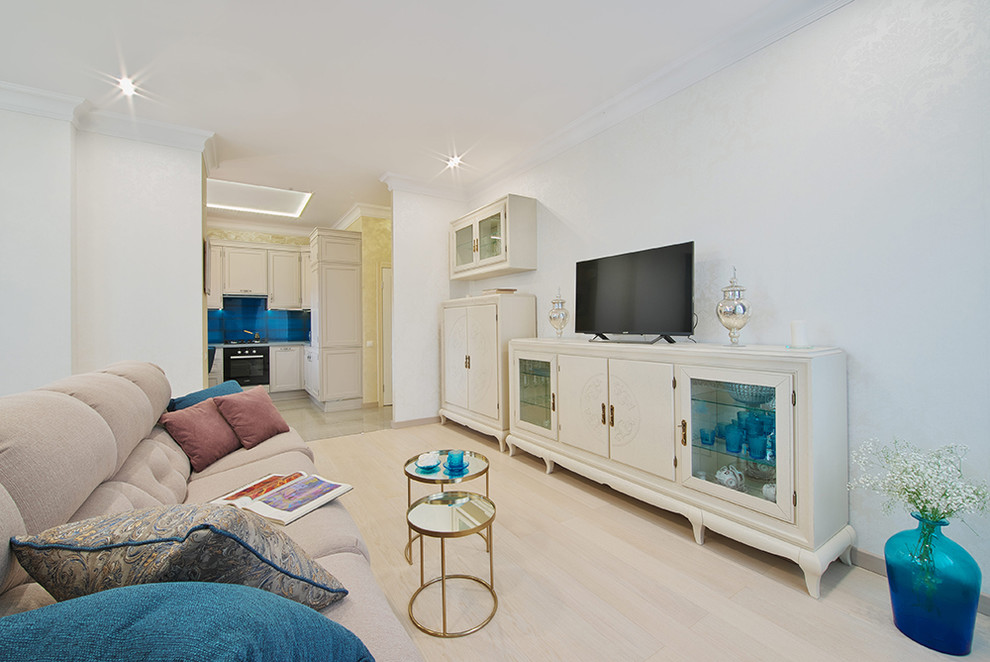 Ispirazione per un soggiorno tradizionale di medie dimensioni e aperto con pareti beige, pavimento beige e parquet chiaro