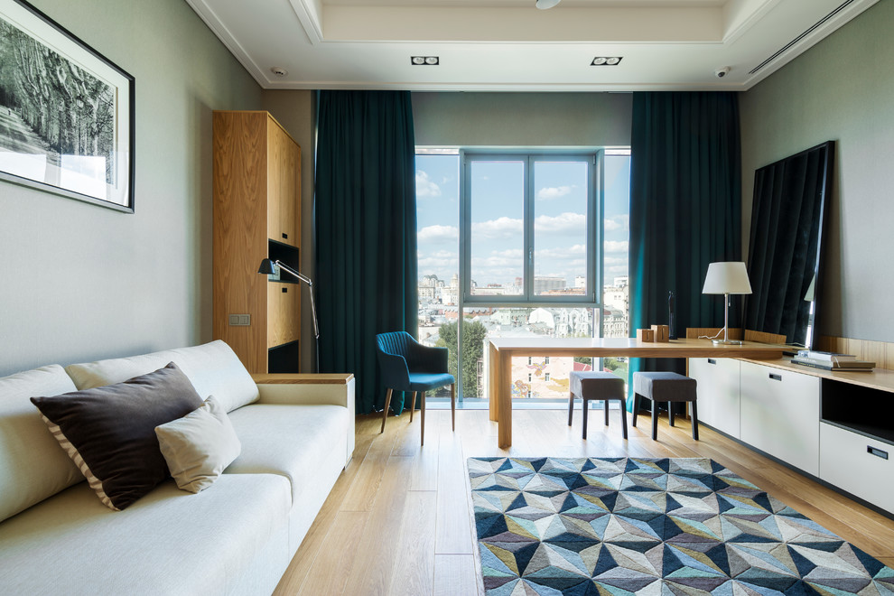 Свежая идея для дизайна: гостиная комната в современном стиле с светлым паркетным полом - отличное фото интерьера