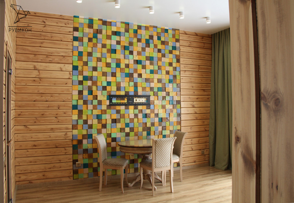 Foto de sala de estar cerrada escandinava grande con paredes beige, suelo laminado, televisor colgado en la pared y suelo beige
