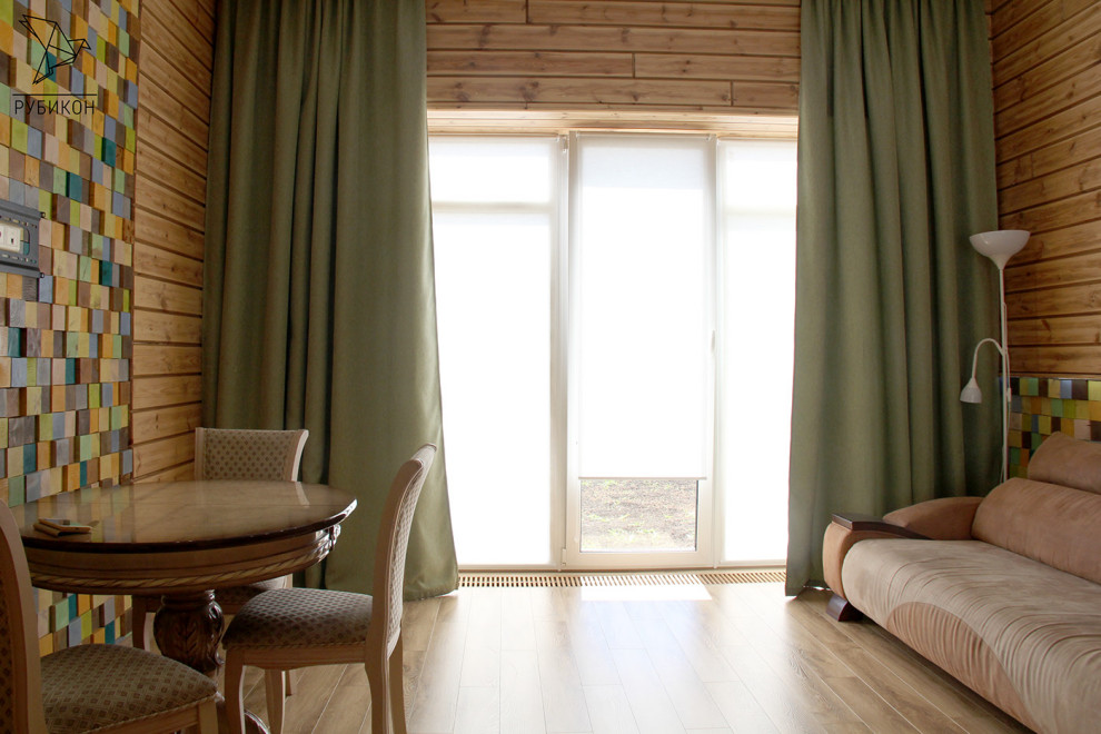Ejemplo de sala de estar cerrada nórdica grande con paredes beige, suelo laminado, televisor colgado en la pared y suelo beige