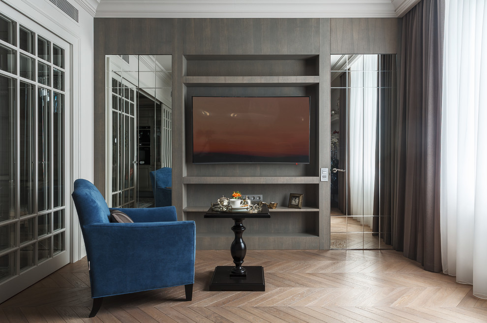 Свежая идея для дизайна: гостиная комната в стиле неоклассика (современная классика) с серыми стенами, светлым паркетным полом, телевизором на стене и бежевым полом - отличное фото интерьера