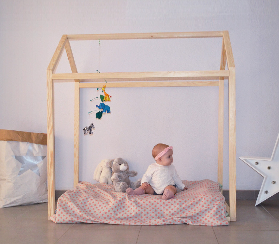 Ejemplo de habitación de bebé neutra escandinava pequeña