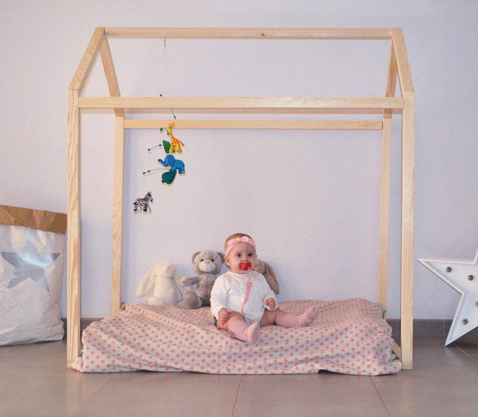 Photo of a small scandi gender neutral nursery in Madrid.