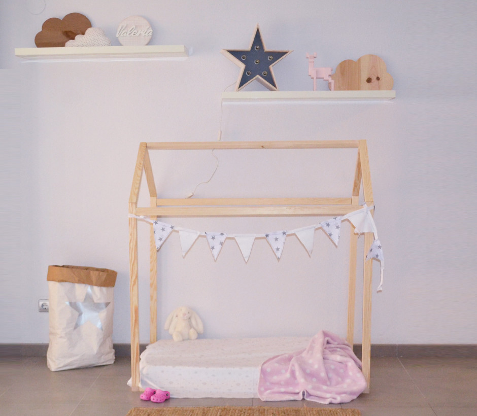 Idée de décoration pour une petite chambre de bébé neutre nordique.
