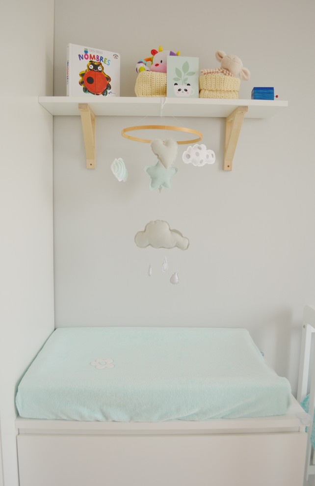 Foto de habitación de bebé neutra escandinava pequeña con paredes grises, suelo de baldosas de porcelana y suelo beige