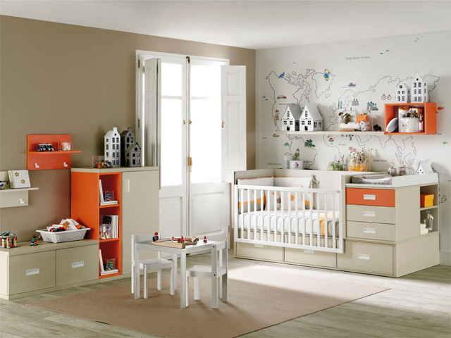 Modelo de habitación de bebé neutra minimalista grande con paredes beige
