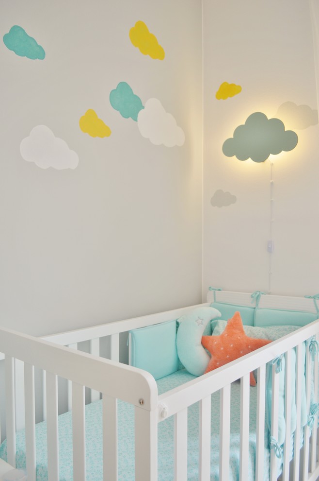 Exemple d'une petite chambre de bébé neutre scandinave avec un mur gris, un sol en carrelage de porcelaine et un sol beige.