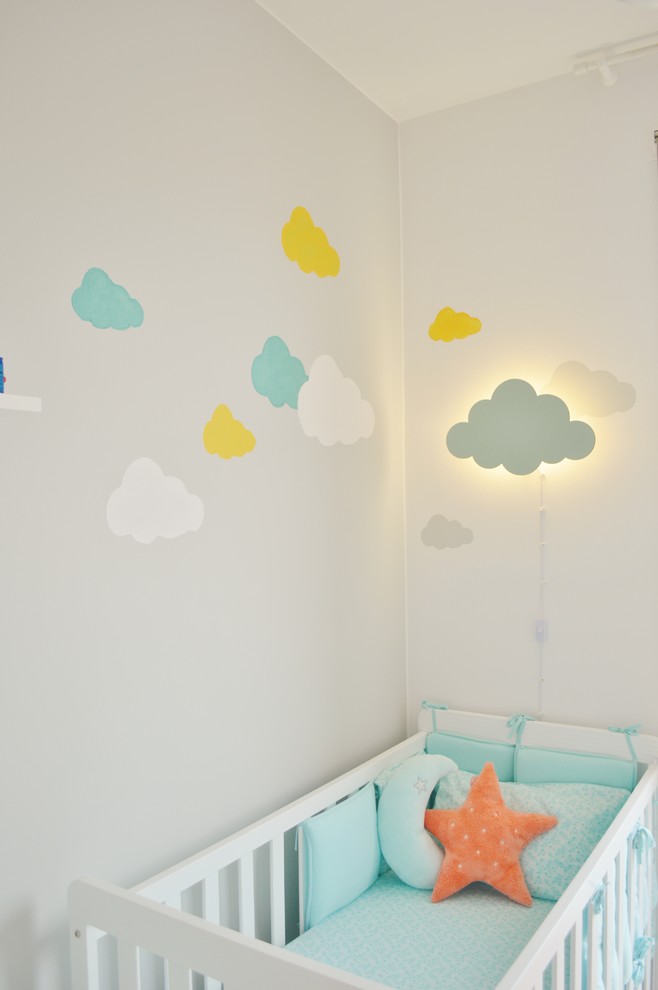 Aménagement d'une petite chambre de bébé neutre scandinave avec un mur gris, un sol en carrelage de porcelaine et un sol beige.