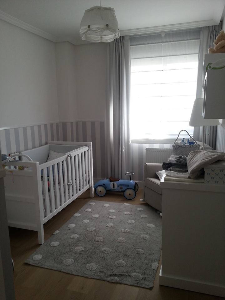 Mittelgroßes, Neutrales Klassisches Babyzimmer mit weißer Wandfarbe und braunem Holzboden in Madrid