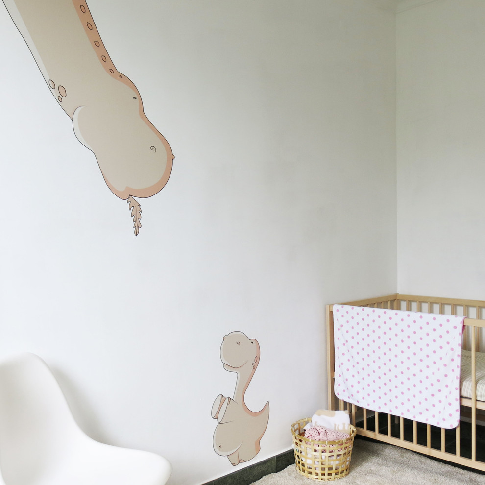 Foto de habitación de bebé niña nórdica de tamaño medio con paredes blancas y suelo de madera clara