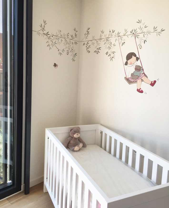 Ispirazione per una cameretta per neonata contemporanea di medie dimensioni con pareti bianche e parquet chiaro
