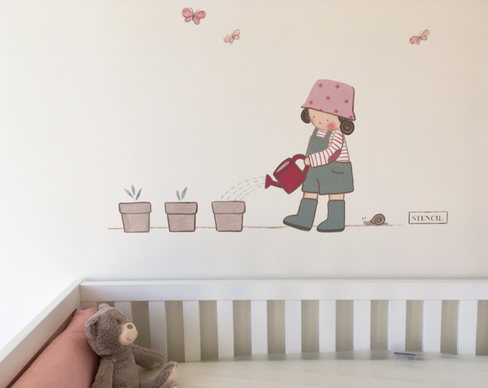 Ejemplo de habitación de bebé niña actual de tamaño medio con paredes blancas y suelo de madera clara