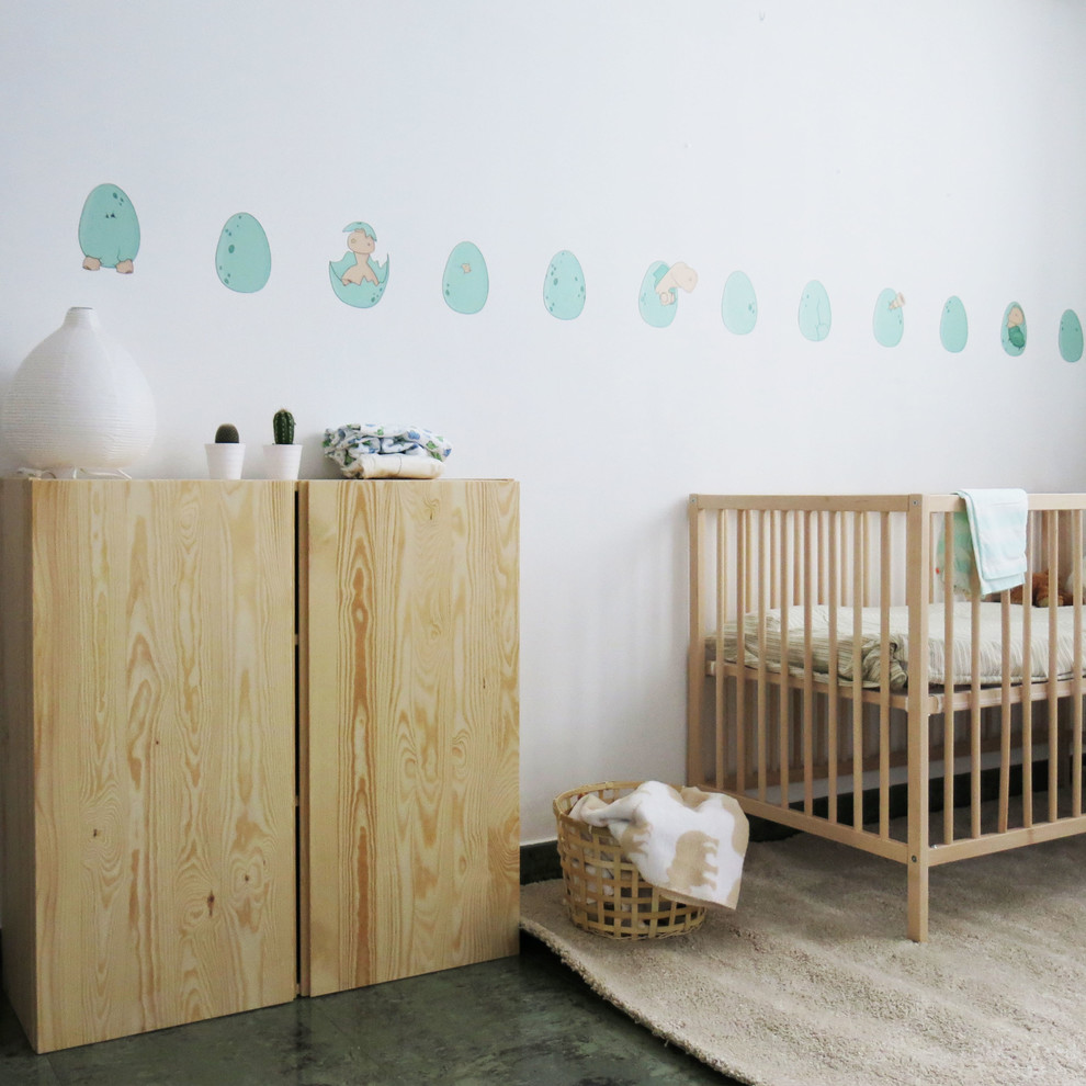 Ejemplo de habitación de bebé neutra nórdica de tamaño medio con paredes blancas y suelo de madera clara