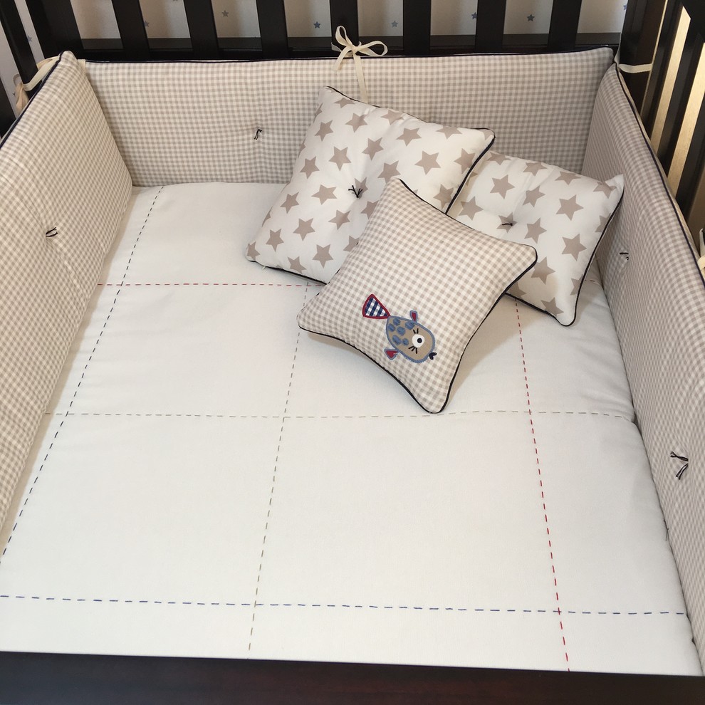 Idée de décoration pour une petite chambre de bébé garçon tradition avec un mur bleu et un sol en carrelage de porcelaine.
