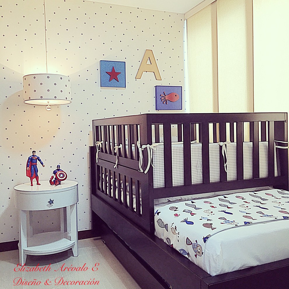 Источник вдохновения для домашнего уюта: маленькая комната для малыша в стиле неоклассика (современная классика) с синими стенами и полом из керамогранита для на участке и в саду, мальчика