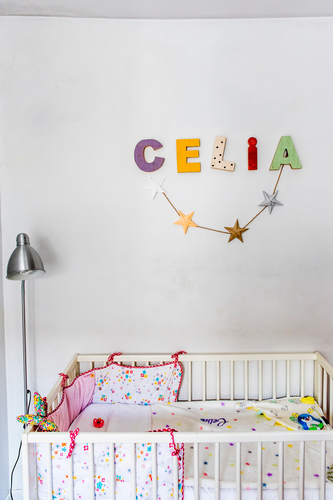 На фото: маленькая комната для малыша в средиземноморском стиле с белыми стенами для на участке и в саду, девочки