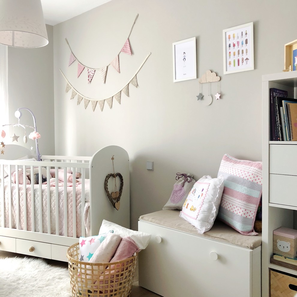 マドリードにあるコンテンポラリースタイルのおしゃれな赤ちゃん部屋の写真