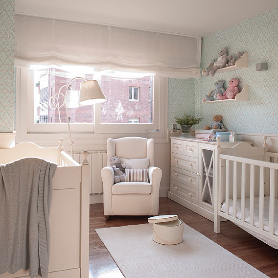 Cette photo montre une chambre de bébé fille romantique de taille moyenne avec un mur multicolore et un sol en bois brun.