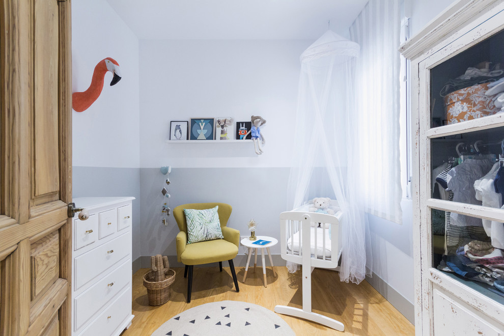 Свежая идея для дизайна: нейтральная комната для малыша среднего размера в скандинавском стиле с разноцветными стенами и светлым паркетным полом - отличное фото интерьера
