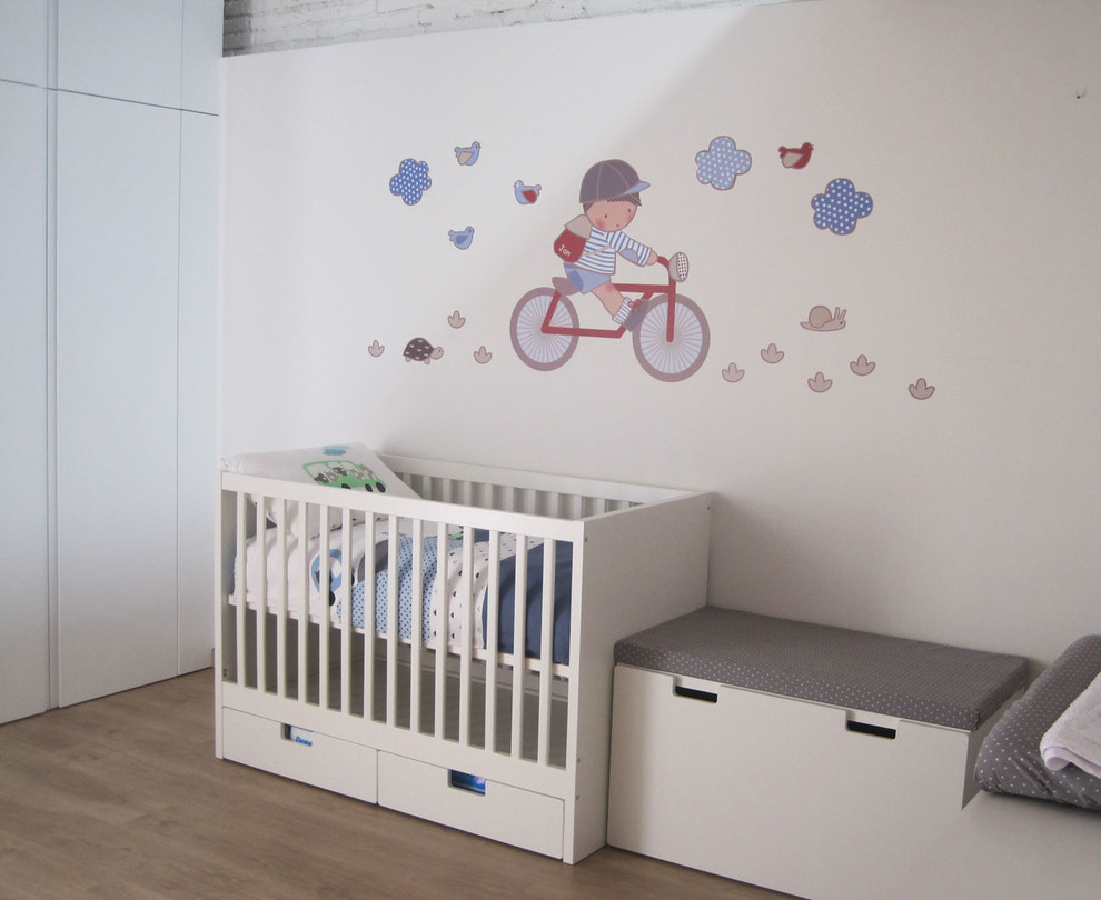 Modernes Babyzimmer mit weißer Wandfarbe in Barcelona