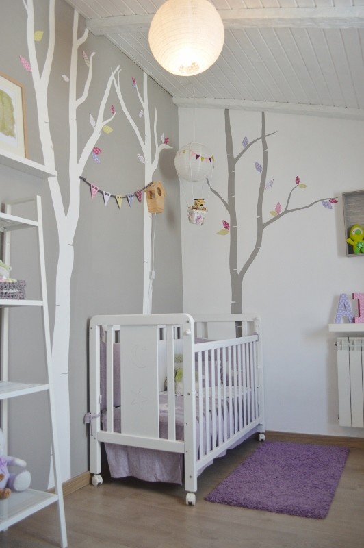 バルセロナにある低価格の小さな北欧スタイルのおしゃれな赤ちゃん部屋の写真