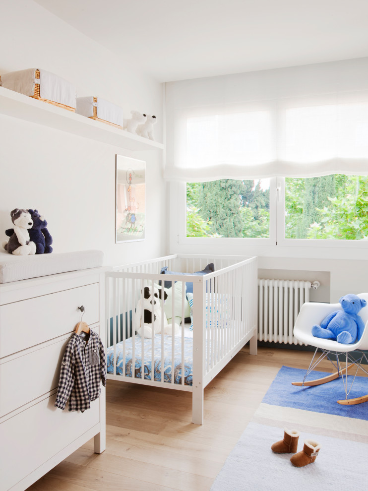 他の地域にある中くらいなコンテンポラリースタイルのおしゃれな赤ちゃん部屋 (白い壁、男女兼用、ベージュの床) の写真