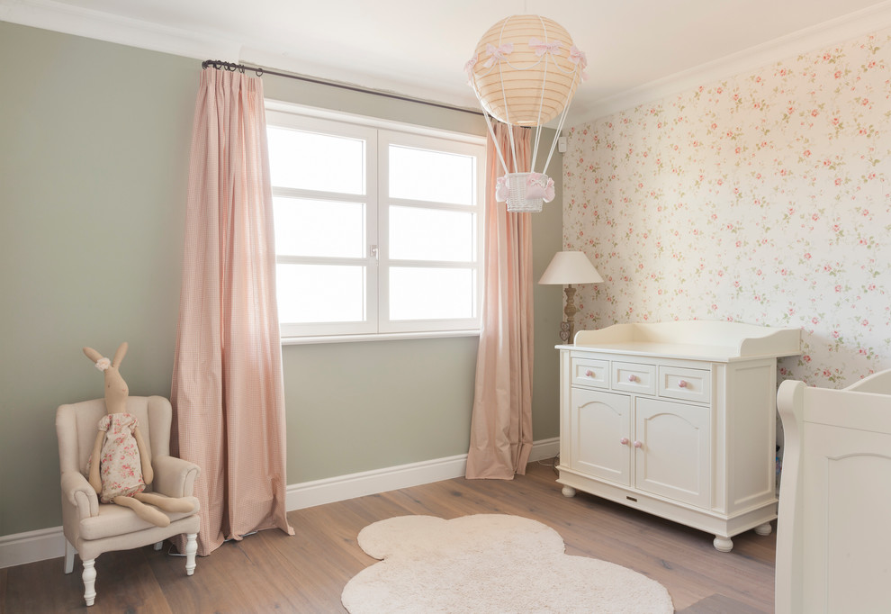 Idées déco pour une chambre de bébé fille classique de taille moyenne avec un mur multicolore et un sol en bois brun.
