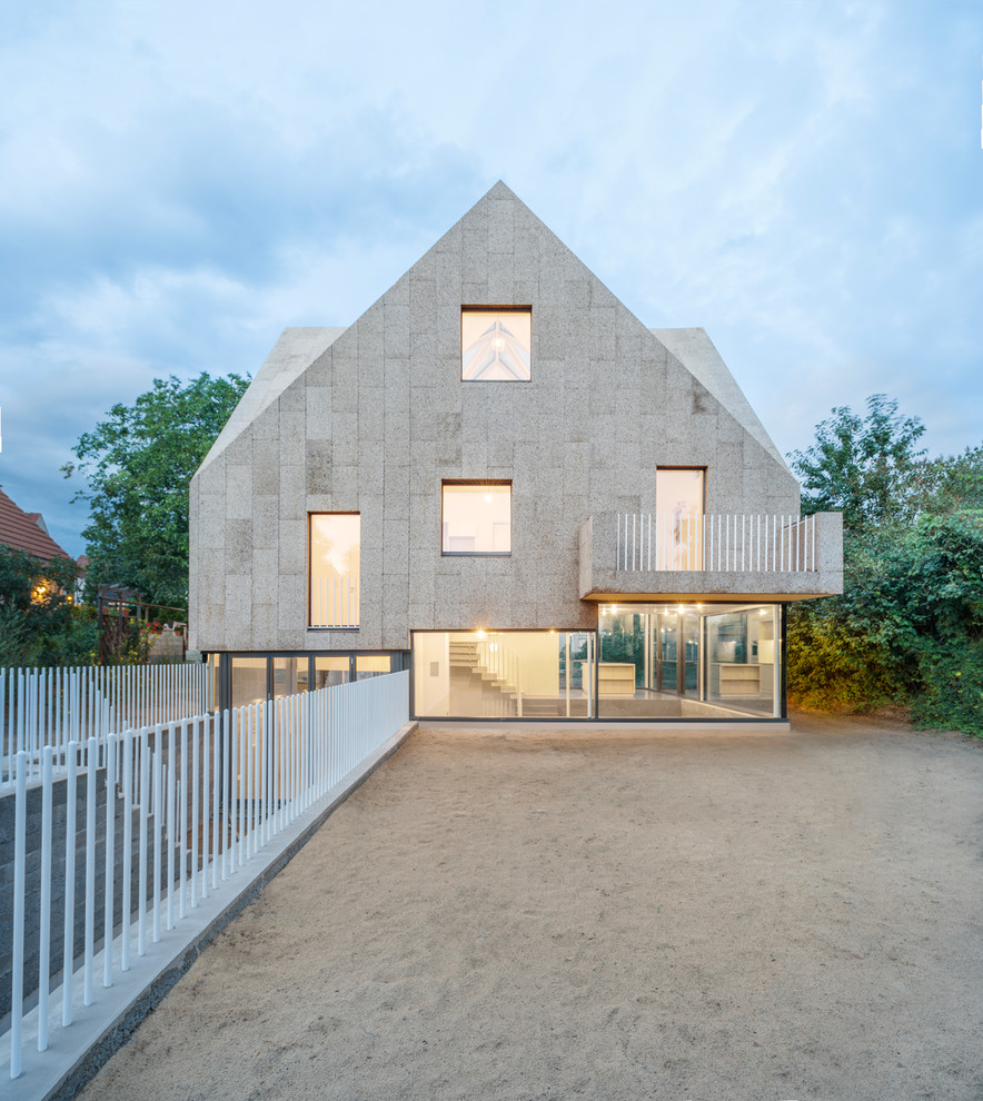 Modernes Haus mit Satteldach und Misch-Dachdeckung in Berlin