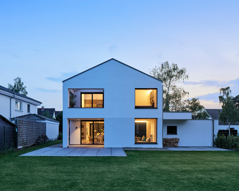 Стильный дизайн: белый, двухэтажный, большой частный загородный дом в стиле кантри с облицовкой из камня, двускатной крышей и черепичной крышей - последний тренд