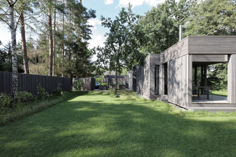 Ejemplo de fachada de casa gris moderna de tamaño medio de una planta con revestimiento de madera y tejado plano