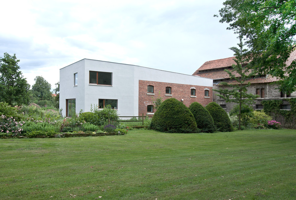 Zweistöckiges, Mittelgroßes Modernes Haus mit Mix-Fassade und Flachdach in Hannover