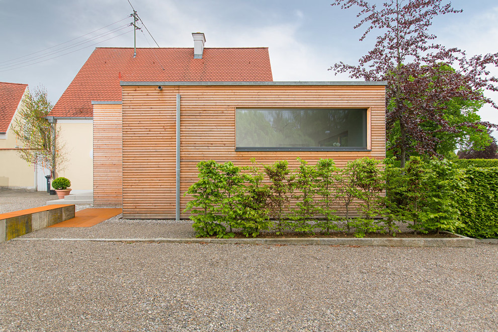 Идея дизайна: маленький, одноэтажный, деревянный, коричневый дом в современном стиле с плоской крышей для на участке и в саду