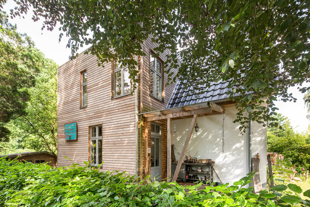 Imagen de fachada de casa marrón campestre de tamaño medio de dos plantas con revestimiento de madera