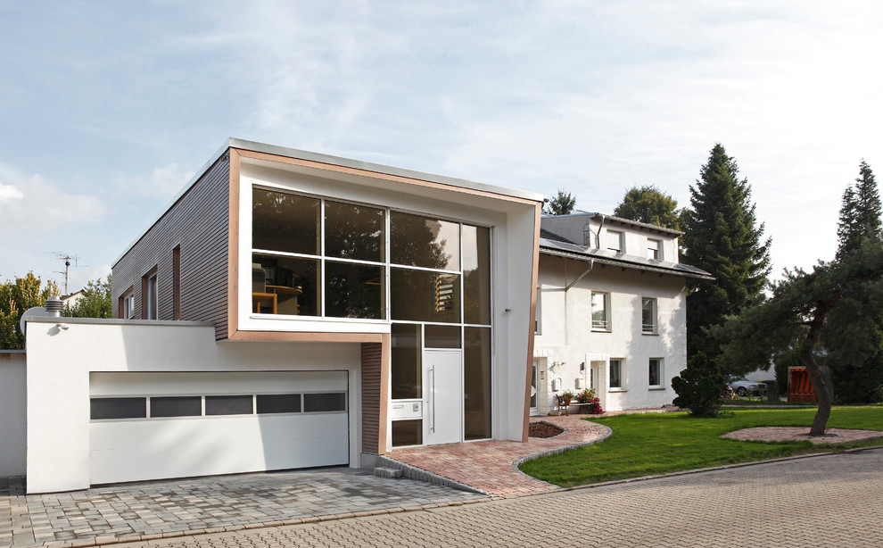 Diseño de fachada marrón contemporánea pequeña de dos plantas con revestimiento de madera y tejado plano